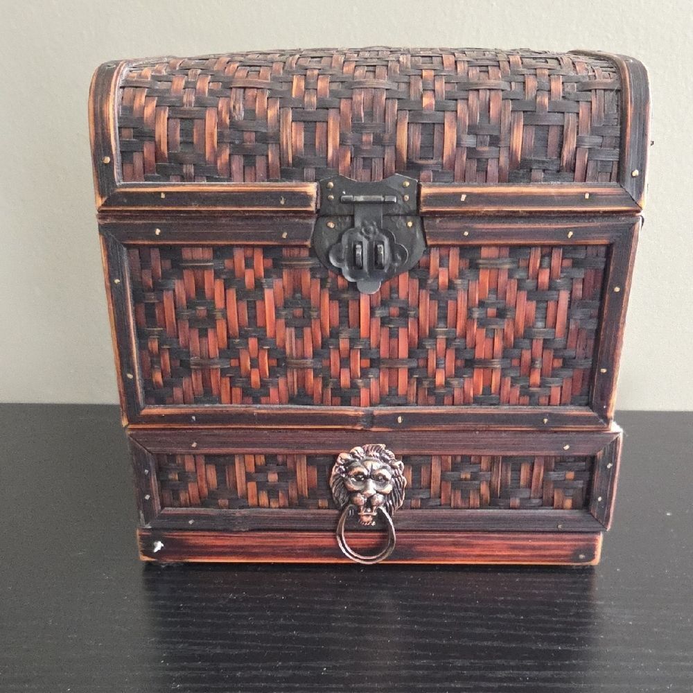 Woven Wooden Trinket Box with Lion Handle